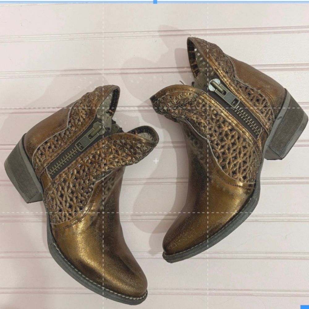 Corral Circle G Ankle Boots in Bronze Size 8